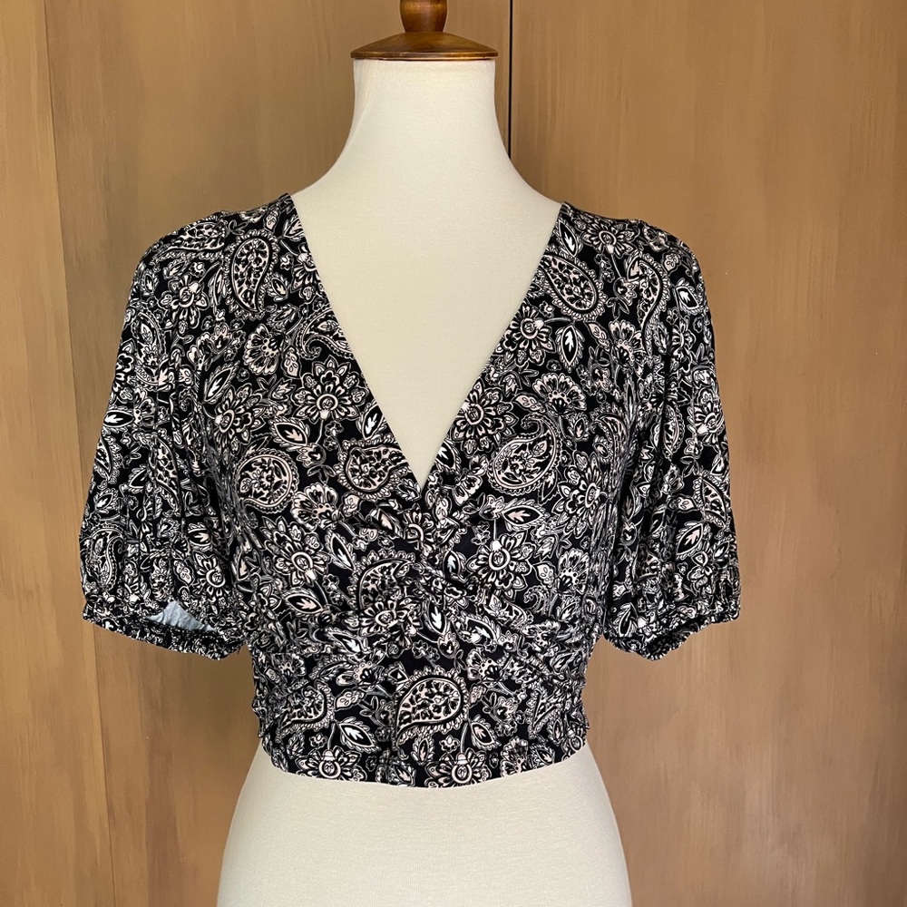 BODEN size 8 faux wrap cropped top, paisley print, short sleeved.